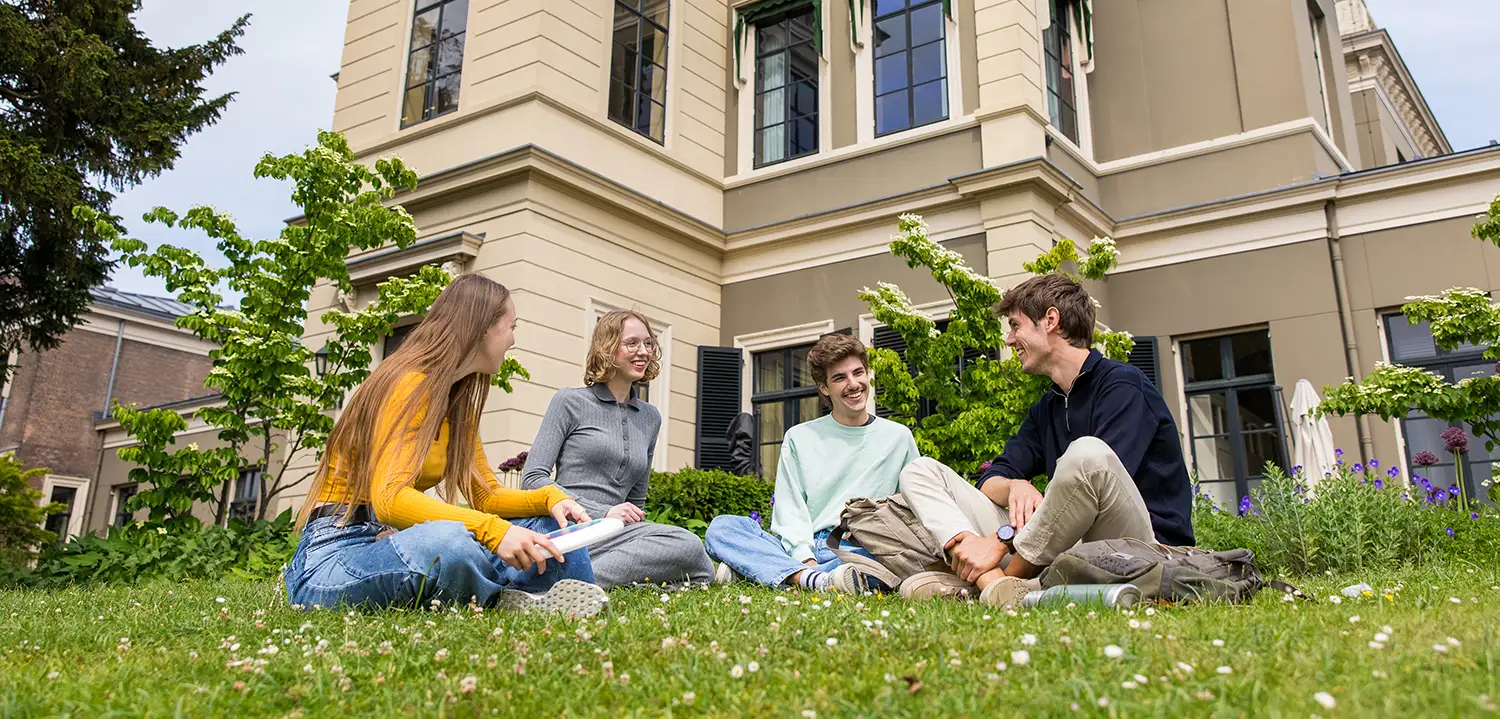 01 studenten op het gras voor de sterrenwacht gebouw universiteit leiden