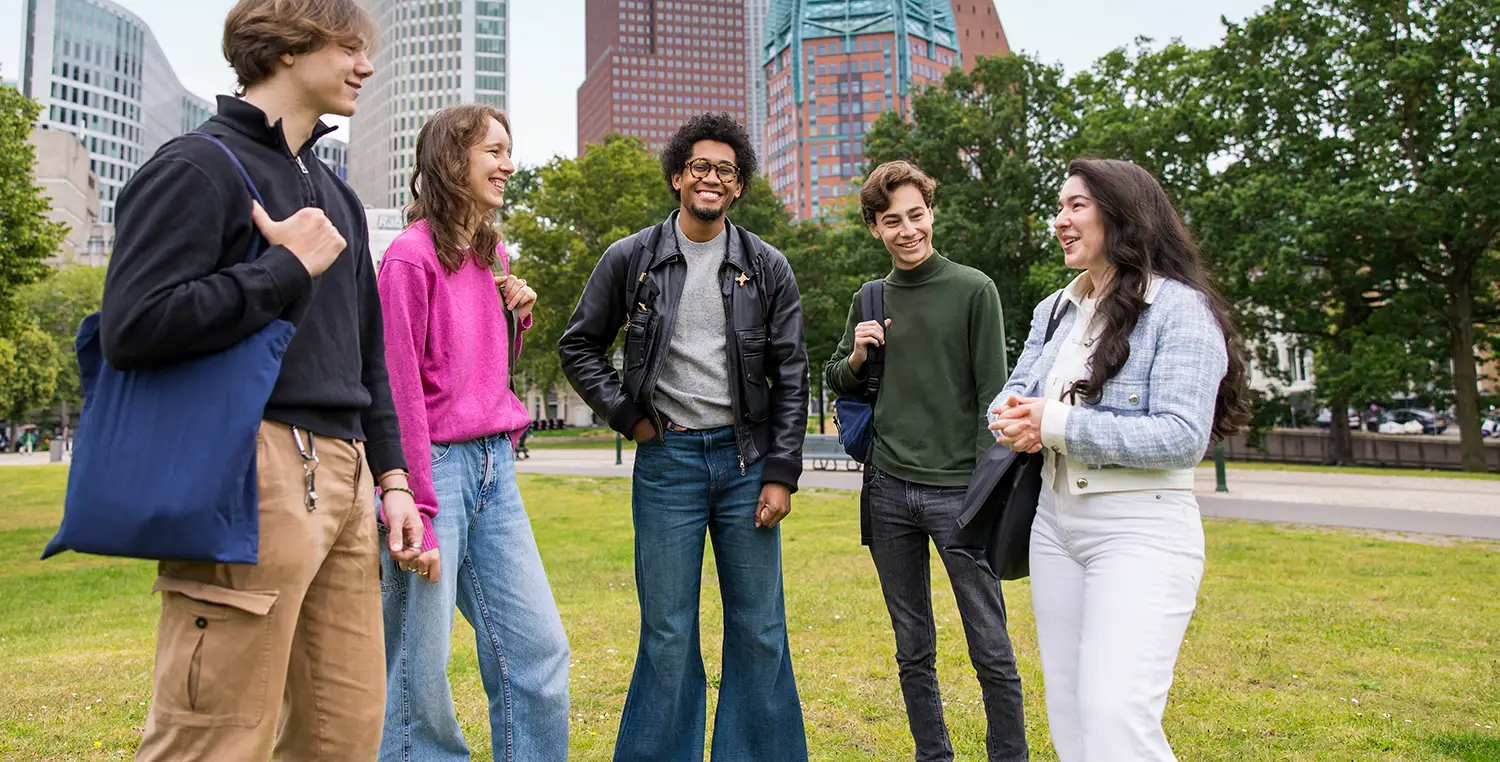 Links grote fotoInt. studies cover brochure 20240618 Universiteit Leiden 030 3574 (1) 1