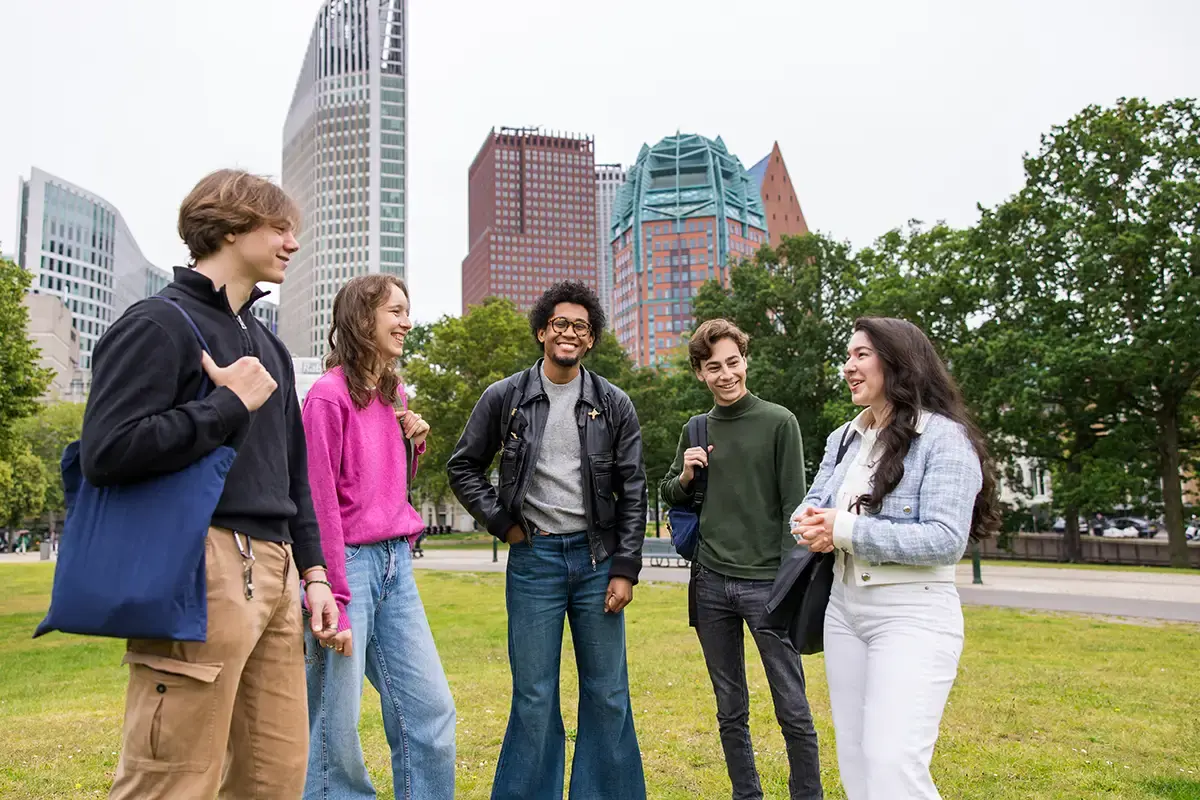 Links grote fotoInt. studies cover brochure 20240618 Universiteit Leiden 030 3574 (1) 1