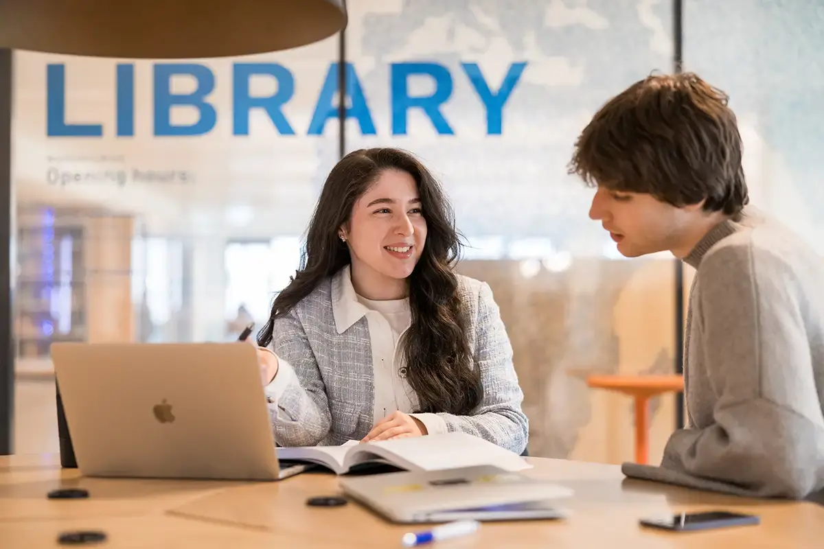 Rechts kleine foto fotoInt. studies cover brochure 20240618 Universiteit Leiden 030 3574 (2) 1